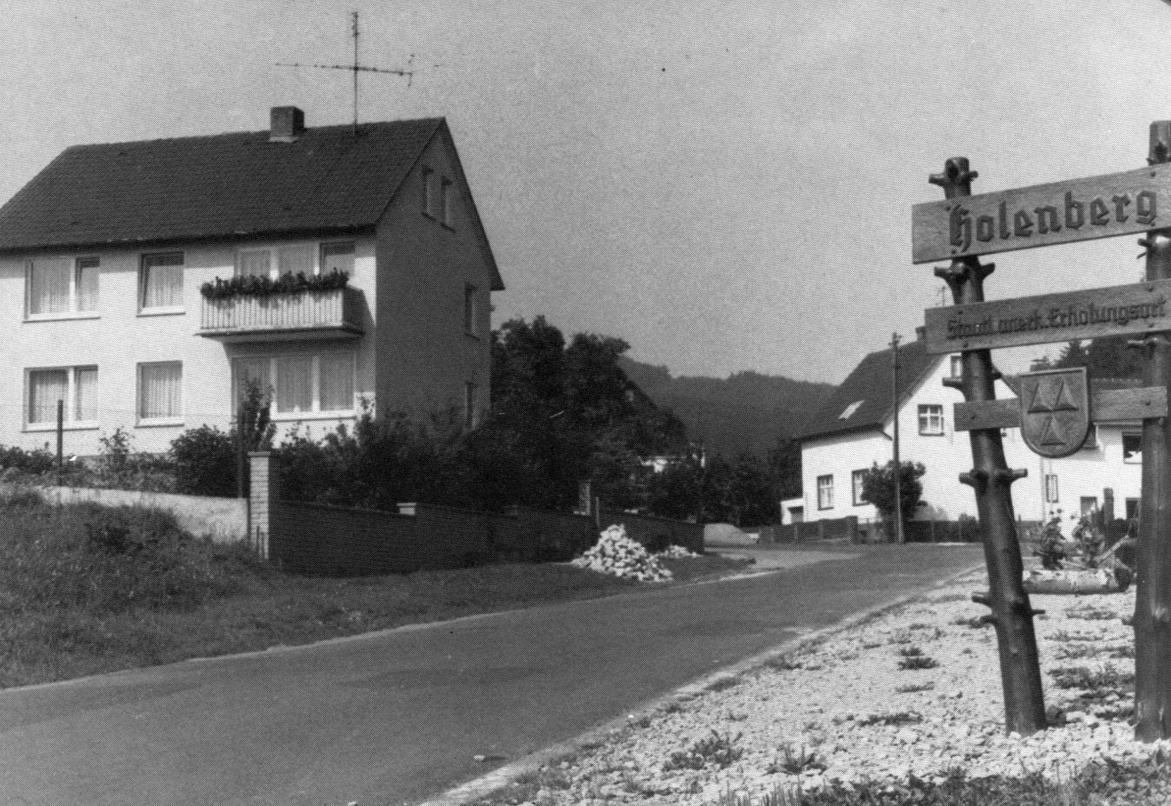 Holenberg, Dorfeingang am Bützeberg